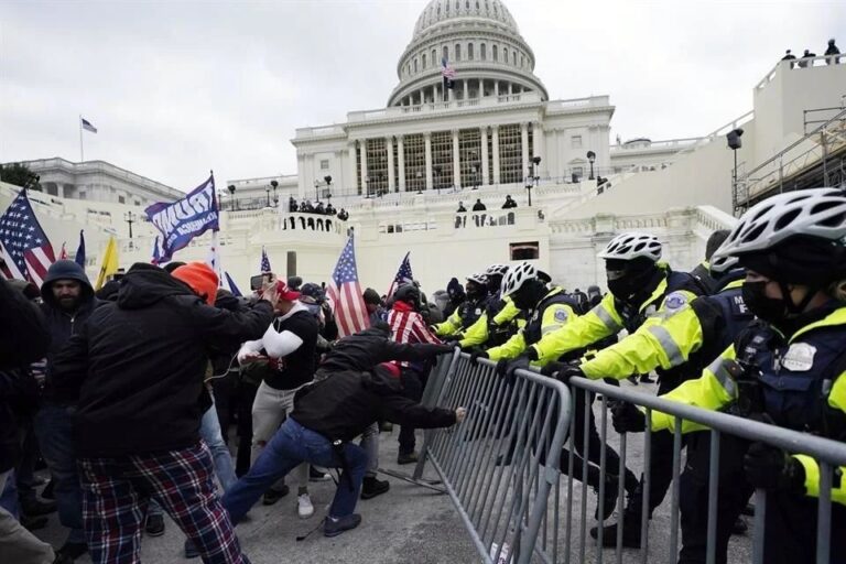 Insta Biden a no olvidar el asalto al Capitolio de EU