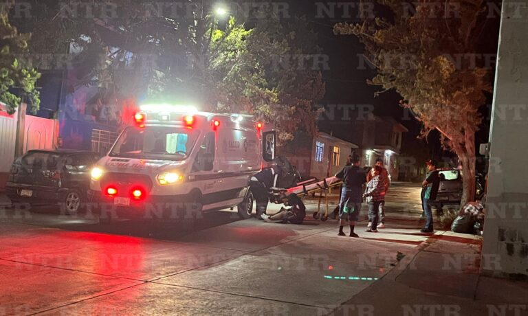 Joven termina golpeada tras caer de su motocicleta