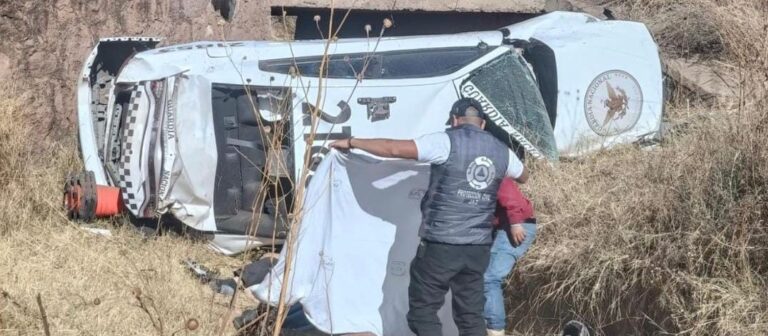 Mueren dos oficiales de la GN tras volcadura
