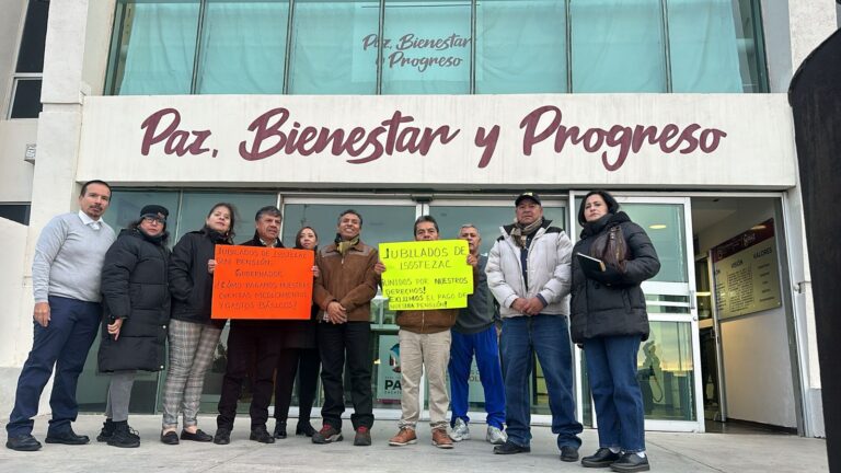 Protestan pensionados y jubilados de Issstezac