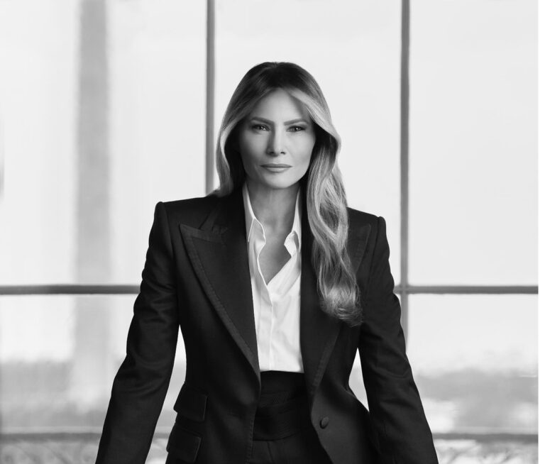 Proyecta Melania Trump poder en nuevo retrato oficial