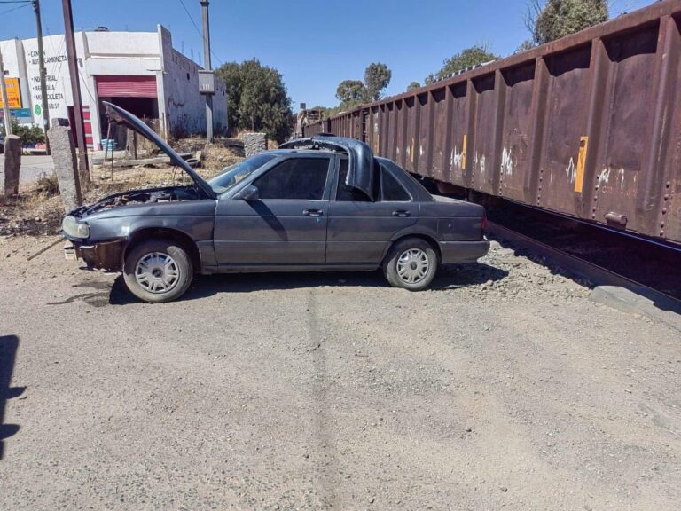 Pretende ganarle el paso al tren y lo impacta