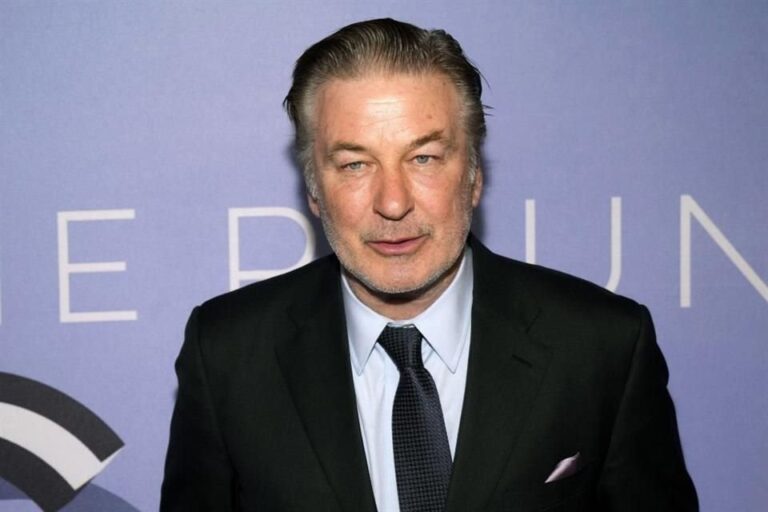 Alec Baldwin amenaza a comediante que lo burló por ‘Rust’