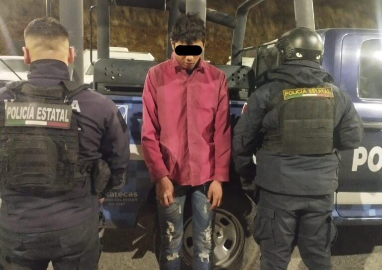Detienen a hombre con armas, droga y vehículo robado