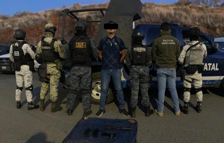 Detienen a hombre por portación de armamento y explosivos