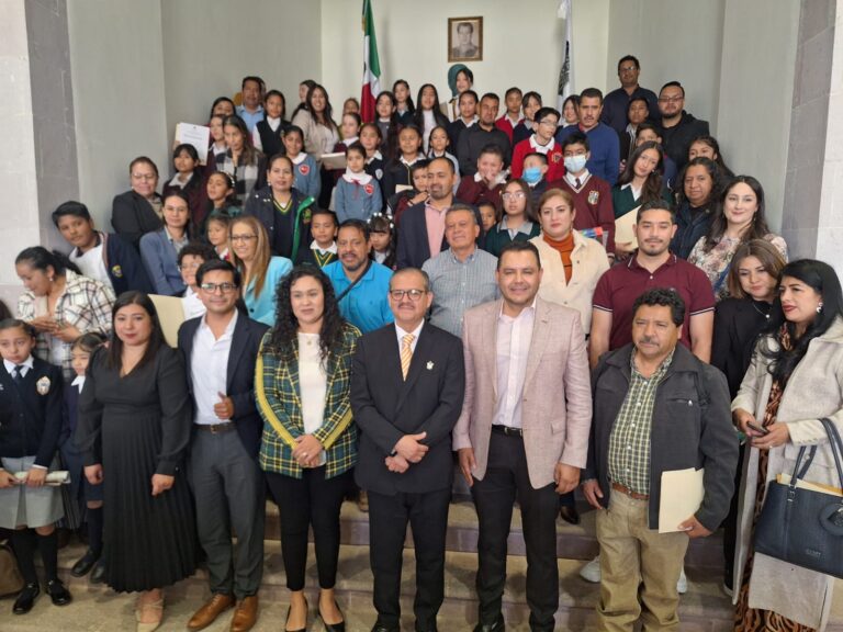 Premian a alumnos que por composiciones literarias a símbolos patrios