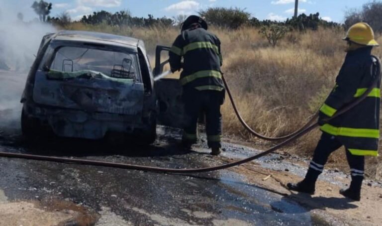 Se incendia vehículo por falla mecánica