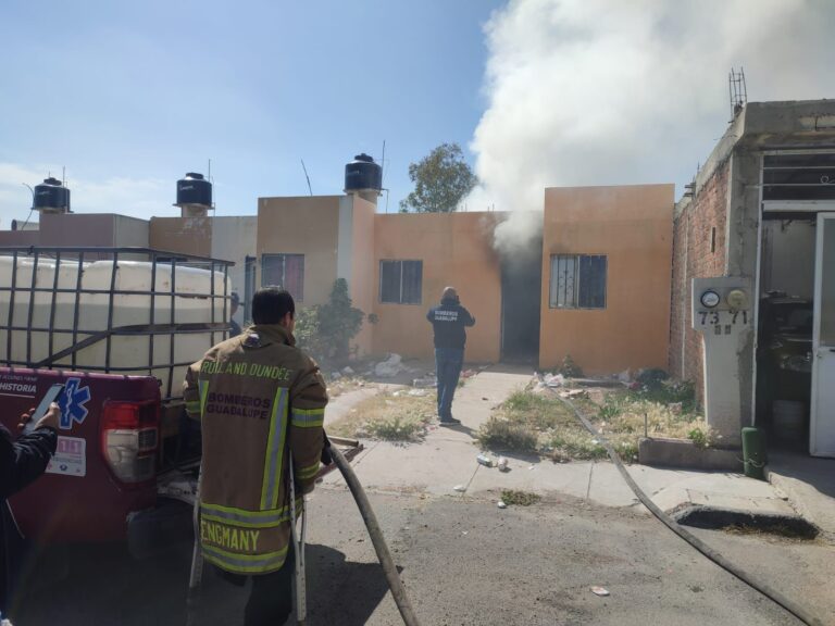 Se registra incendio en casa habitación; deja daños materiales