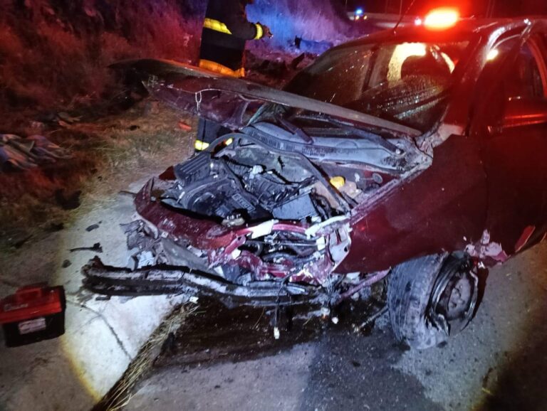 Se vuelca auto en tránsito pesado