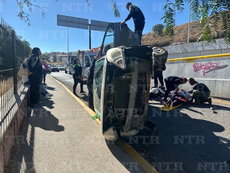 Se vuelca auto en el puente del Cerro de las Bolsas