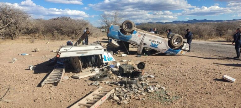 Vuelca camioneta de Telmex en Sombrerete; hay un herido