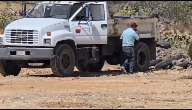 Captan a personal de SOP arrojando basura en vialidad Felguérez