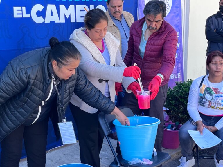 Capacitan a colonos en la elaboración de productos de limpieza
