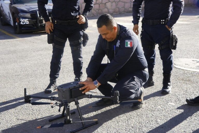 Capacitan a policías municipales sobre manejo de dron táctico