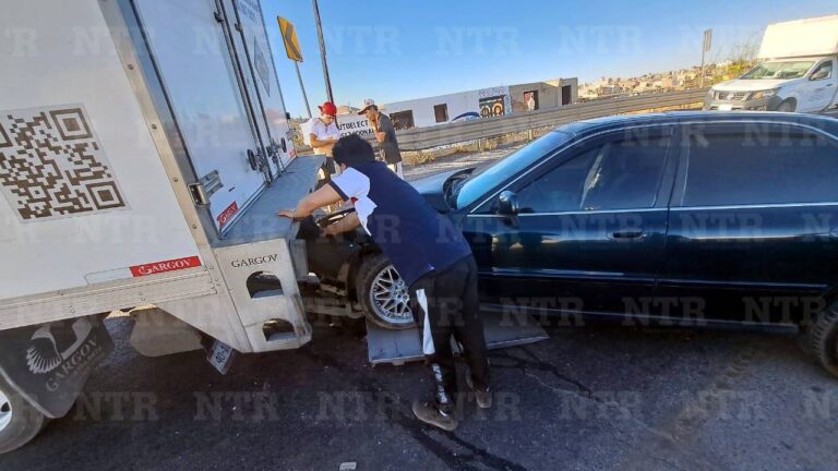 Chocan automóvil y quinta rueda; interrumpen la circulación