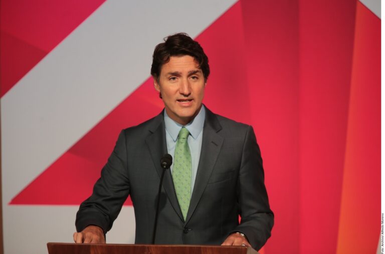 Confirman que aranceles entrarán a media noche; Canadá anuncia represalia