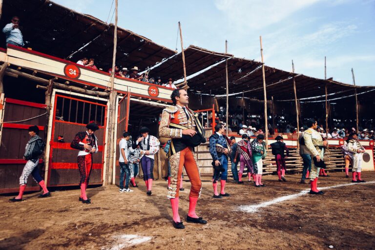 ENCABEZAN CORRIDA SÁNCHEZ, GINÉS Y SAN ROMÁN