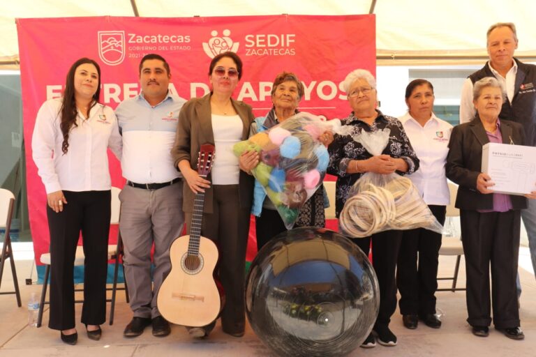 Entrega SEDIF apoyos en Pánfilo Natera y Sombrerete