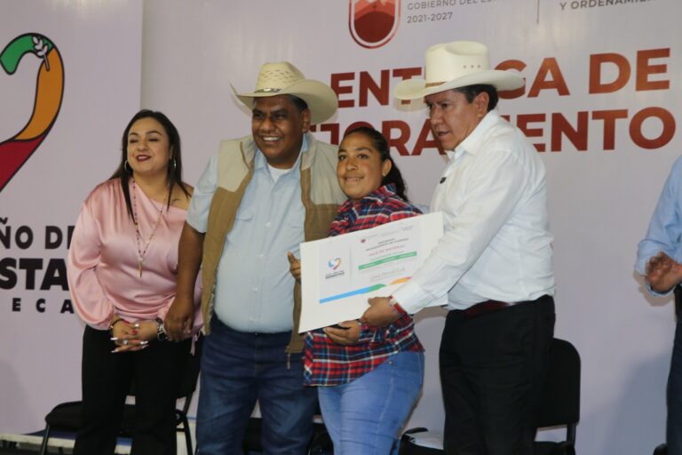 Entregan apoyos en Sombrerete