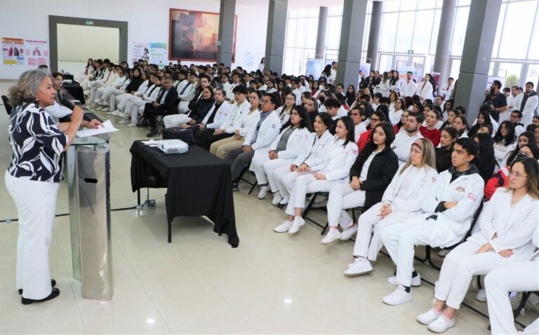 Imparten conferencia de salud en la UAD