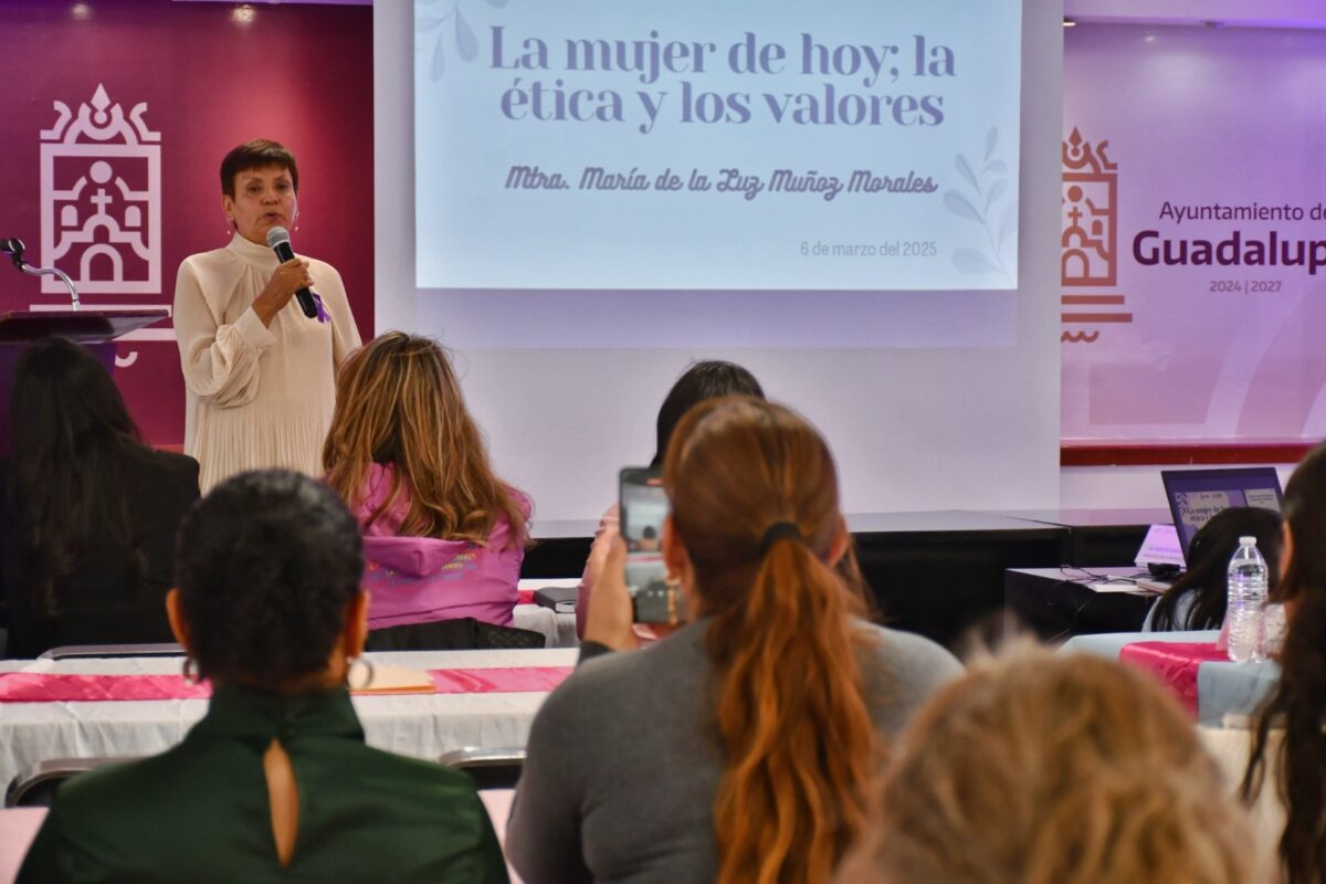 Imparten la conferencia "La Mujer de Hoy, la Ética y los Valores" - NTR ...