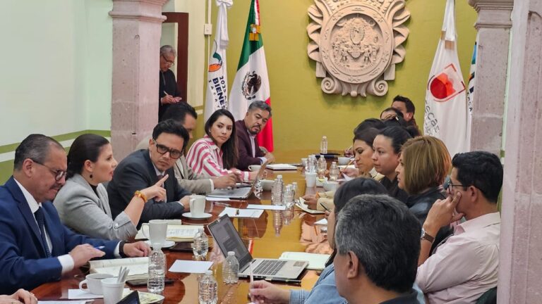 Mantienen paro la 58 y SITTEZ