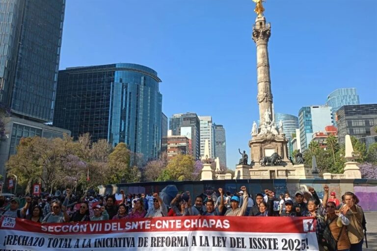 Protesta CNTE afuera de televisoras