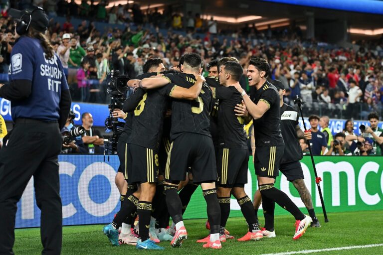 Raúl Jiménez lleva a México a la final