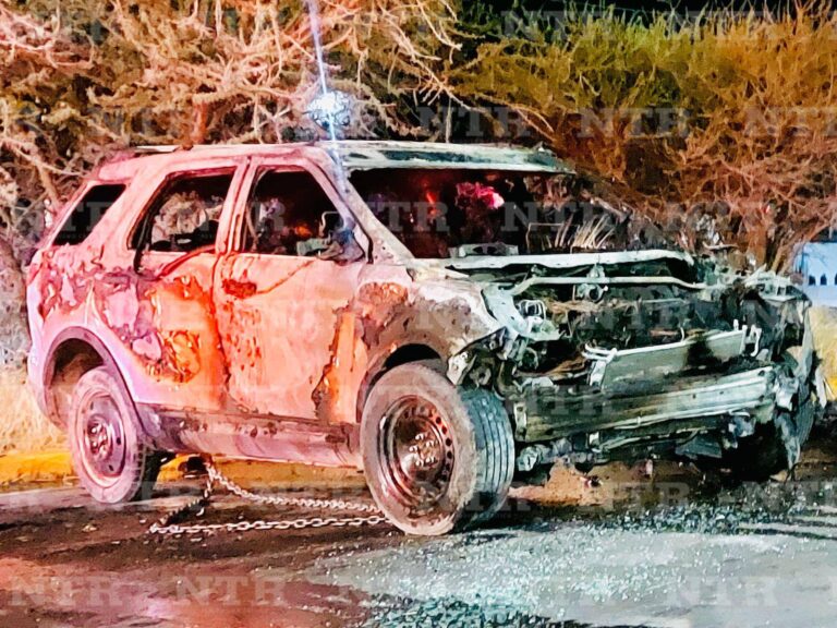 Tras volcadura, camioneta se incendia; hay tres heridos