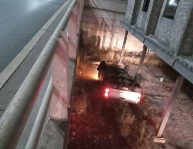 Se vuelca camioneta en la Pedro Coronel