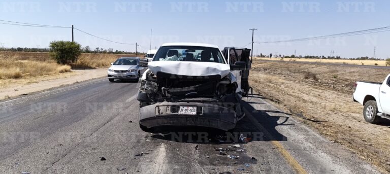 Chocan dos camionetas por no respetar límites; hay una mujer lesionada
