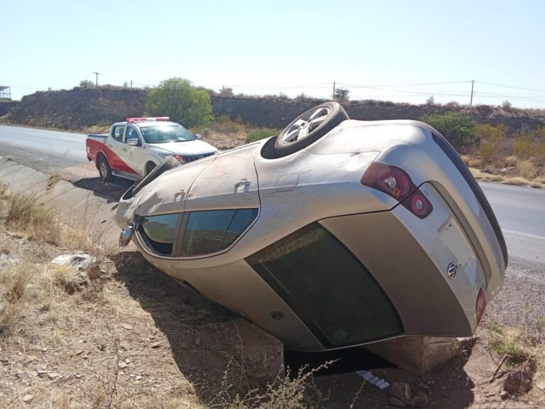 Vuelca auto en la federal 45; hay un lesionado