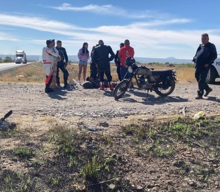 Motociclista termina debajo de una camioneta; se reporta con golpes leves