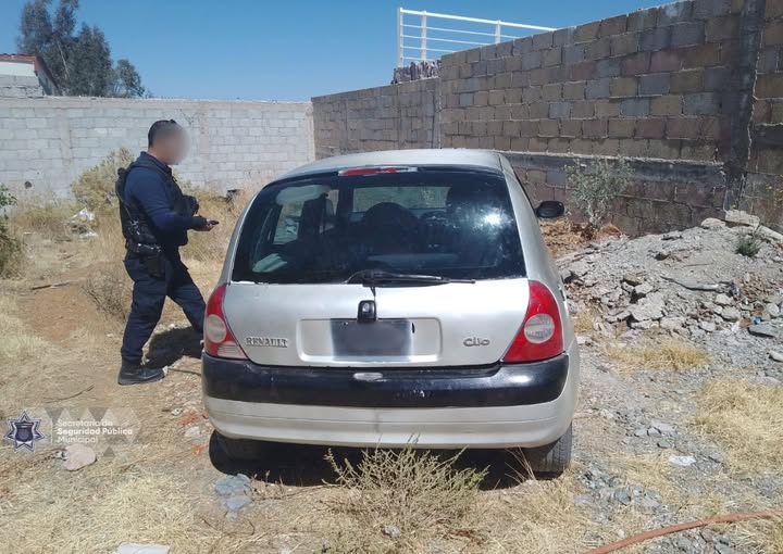 Aseguran en la capital auto abandonado
