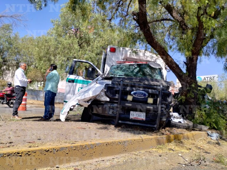 Choca ambulancia contra árbol; hay tres heridos