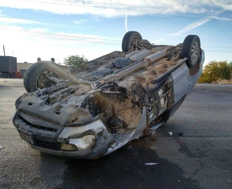 Camioneta termina volcada tras falla mecánica