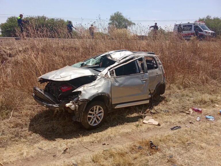Aparatoso accidente automovilístico deja cuatro lesionados