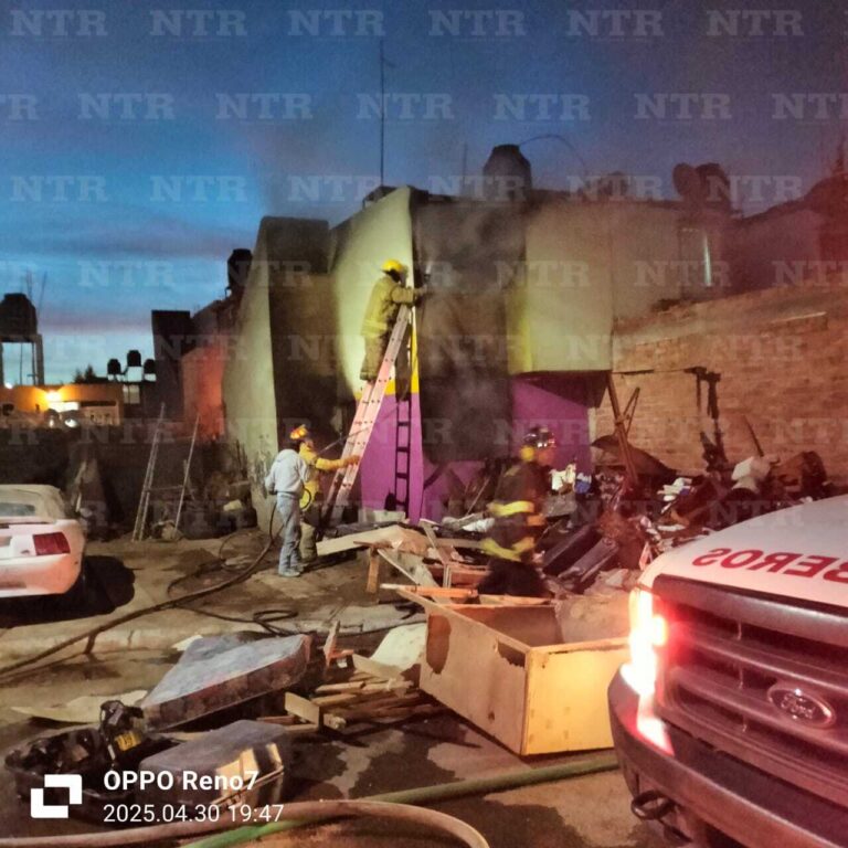 Voraz incendio en casa habitación en Jardines de Sauceda; no hay lesionados