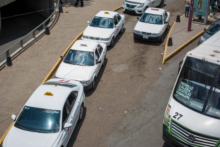 Afectan a taxistas extorsiones y amenazas