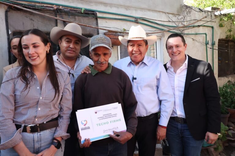 Entregan techos firmes a familias de Monte Escobedo