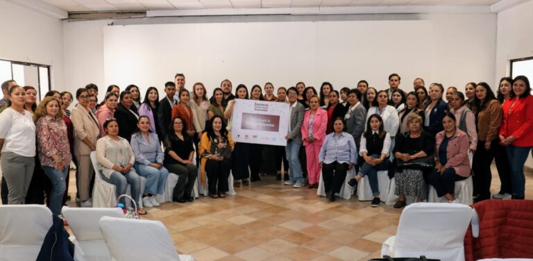 Capacitan sobre salud familiar a representantes de DIF Municipales