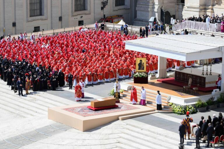 Dan líderes mundiales el último adiós al Papa