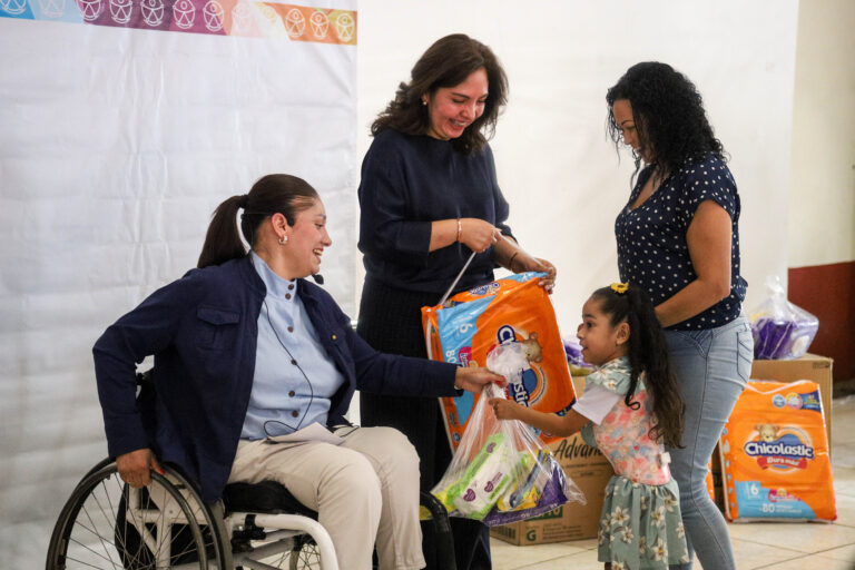 Entregan apoyos a 92 personas con discapacidad