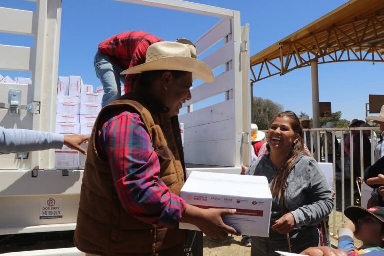 Entregan apoyos alimentarios en la comunidad Refugio de los pozos