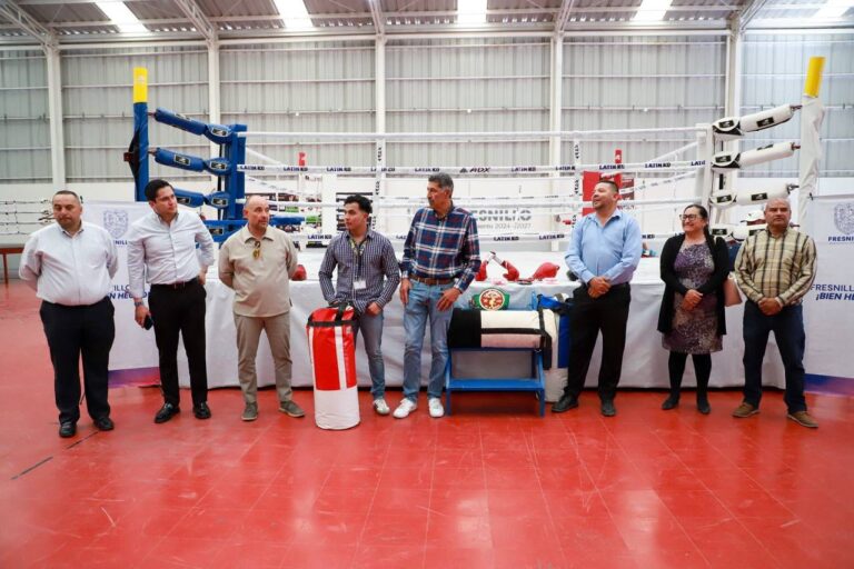 Entregan equipo deportivo al Carbox