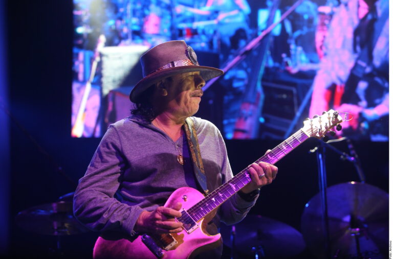 Hospitalizan de emergencia a Carlos Santana previo a show