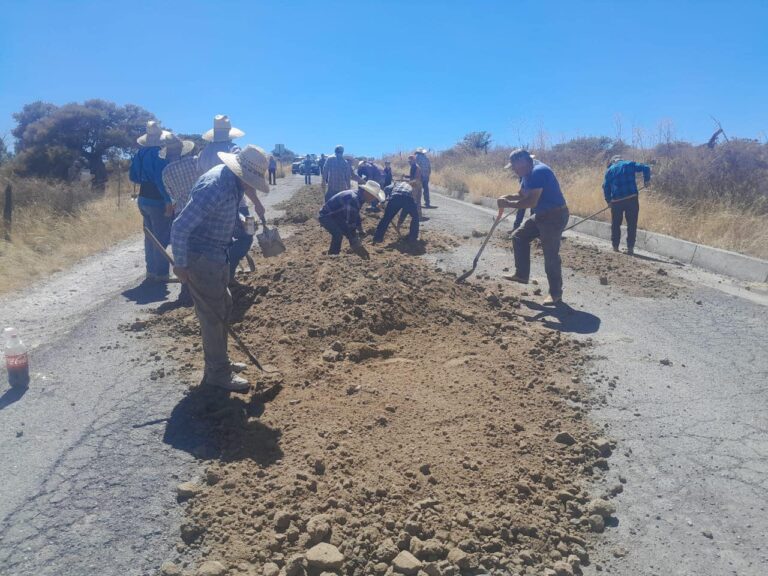 Migrantes buscan reconstruir carretera