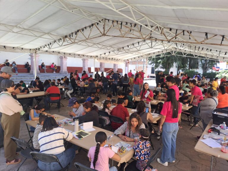 Peques exploran su creatividad con talleres en la Plazuela 450