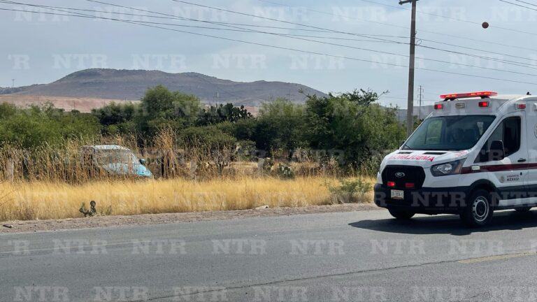 Pierde el control de su camioneta y sale del camino