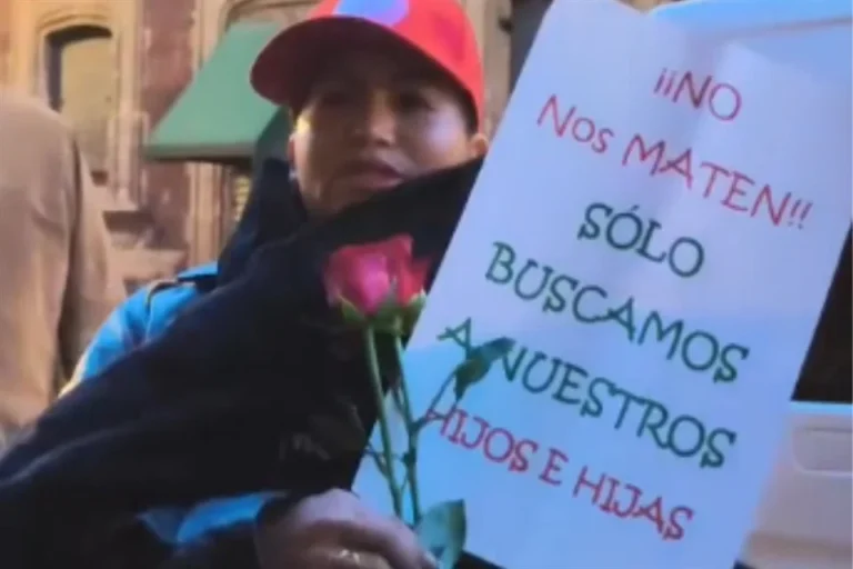 Reparten rosas en Palacio y piden audiencia con CSP